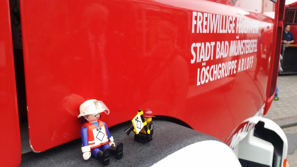 2 Legofiguren auf Feuerwehrfahrzeug der Löschgruppe Arloff