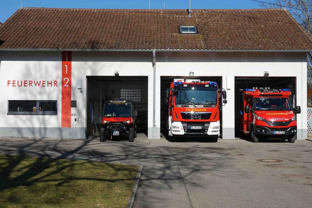 Feuerwehrhaus in Ostdorf und 2 Einsatzfahrzeuge