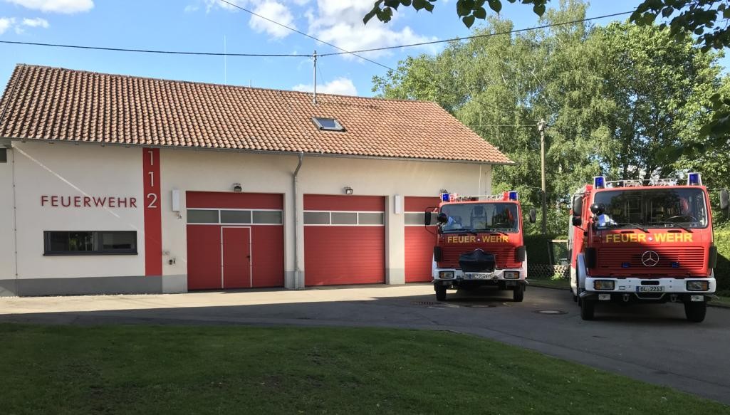 Feuerwehrhaus in Ostdorf und 2 Einsatzfahrzeuge
