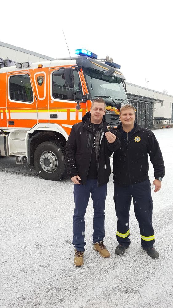 2 Personen vor Feuerwehrfahrzeug im Winter