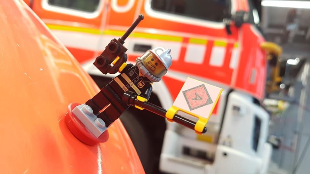 Legofigur auf Einsatzfahrzeug