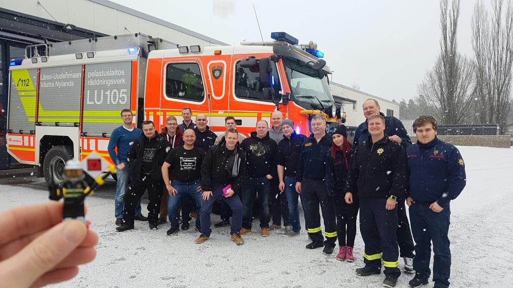 Gruppenfoto vor Feuerwehrfahrzeug im Winter