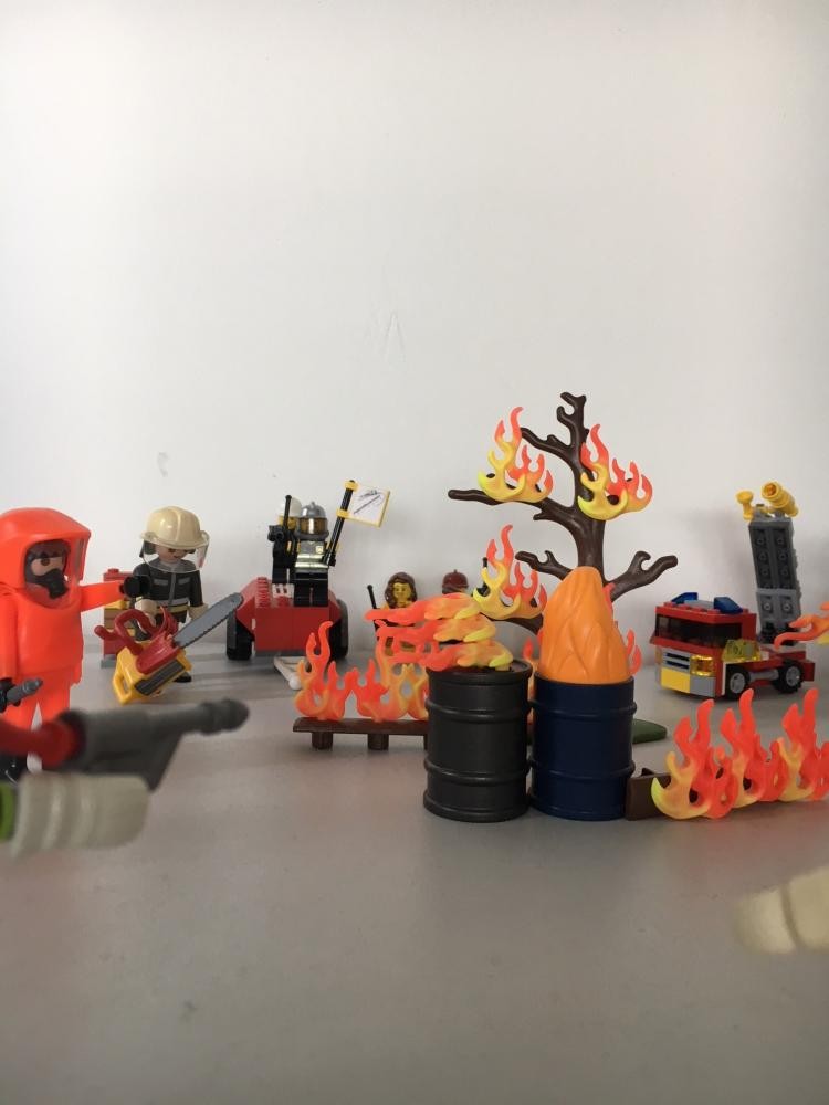 Legofiguren bekämpfen Brand; Darmstadt-Dieburg