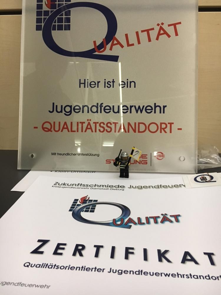 Zertifikat "Qualitätsorientierter Jugendfeuerwehrstandort" mit Legofigur; Darmstadt-Dieburg