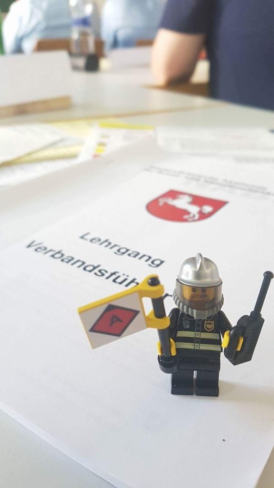 Legofigur auf Unterlagen zu Lehrgang Verbandsführer