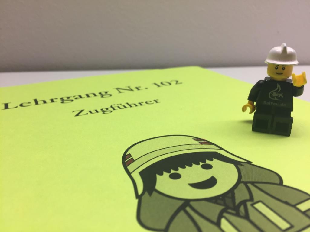 Legofigur auf Unterlagen zu Lehrgang Zugführer; Bruchsal