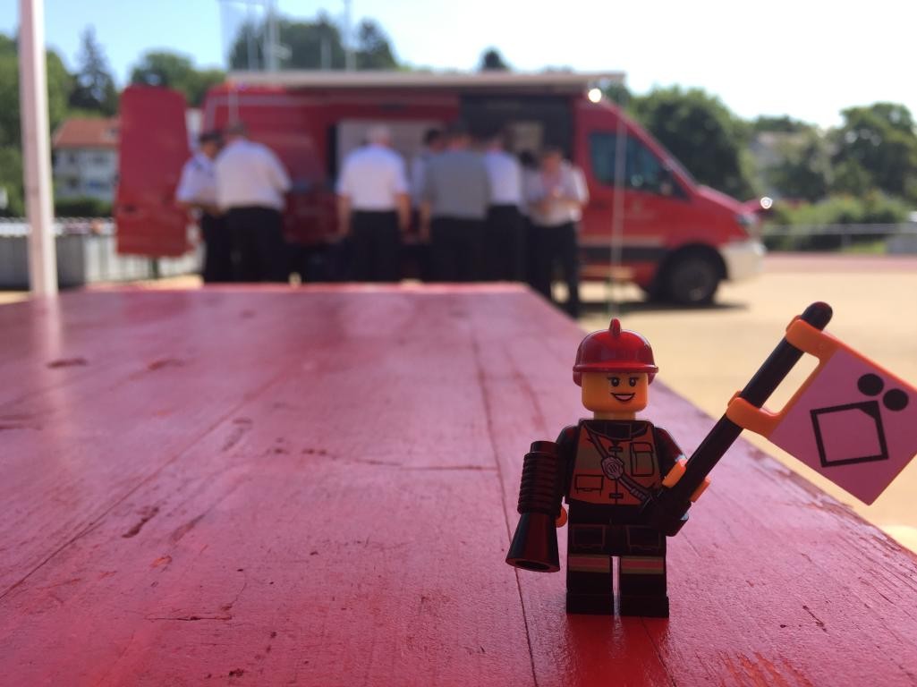Legofigur "Betty" mit Feuerwehrfahrzeug im Hintergrund