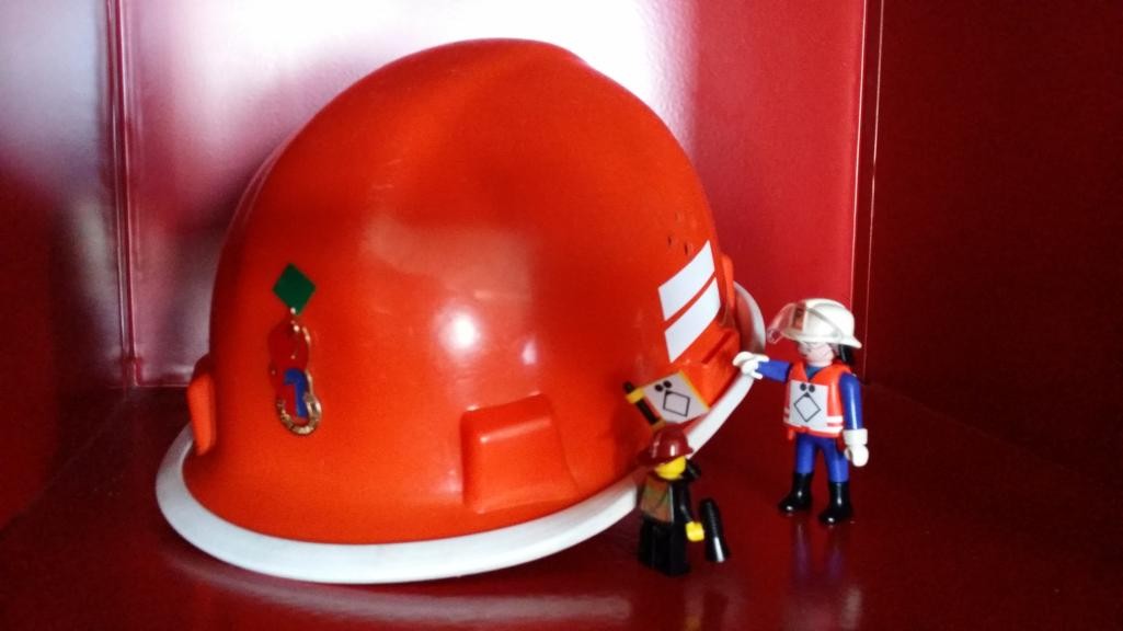 2 Legofiguren neben Feuerwehrhelm; Eifel