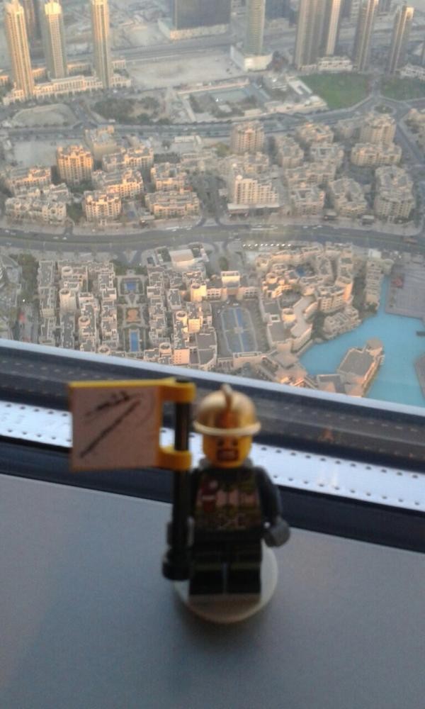 Legofigur am Fenster des Burj Khalifa; Wolkenkratzer in Dubai