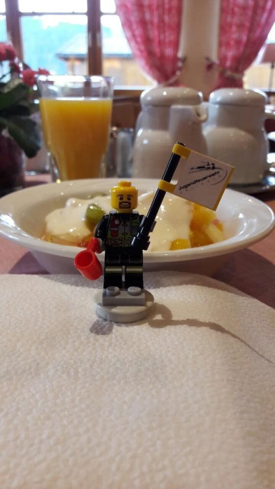 Legofigur auf gedecktem Tisch