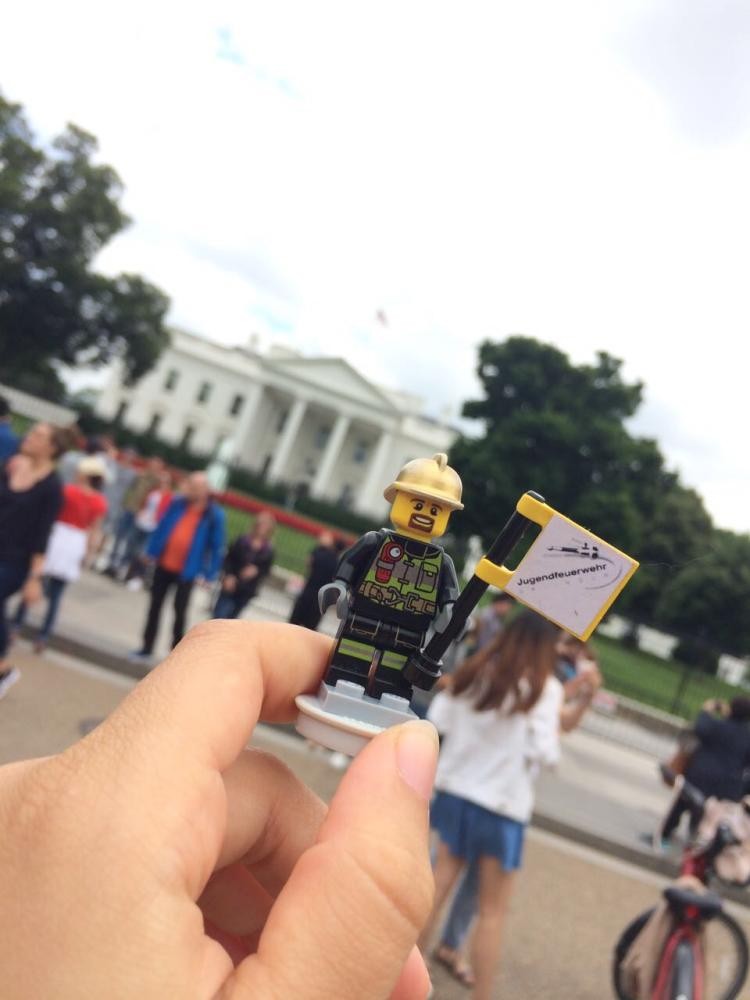 Legofigur vor dem weißen Haus