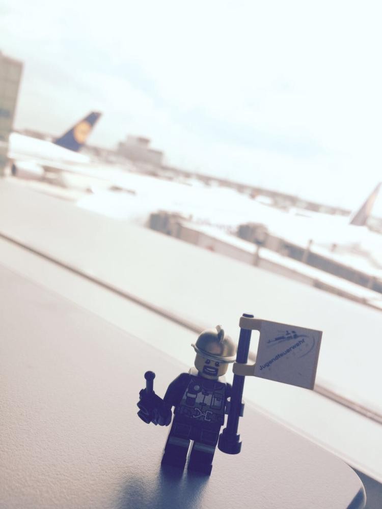 Legofigur am Flughafen