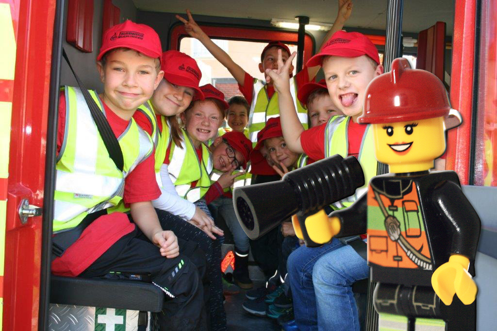 Gruppenfoto im Feuerwehrfahrzeug; Nusplingen
