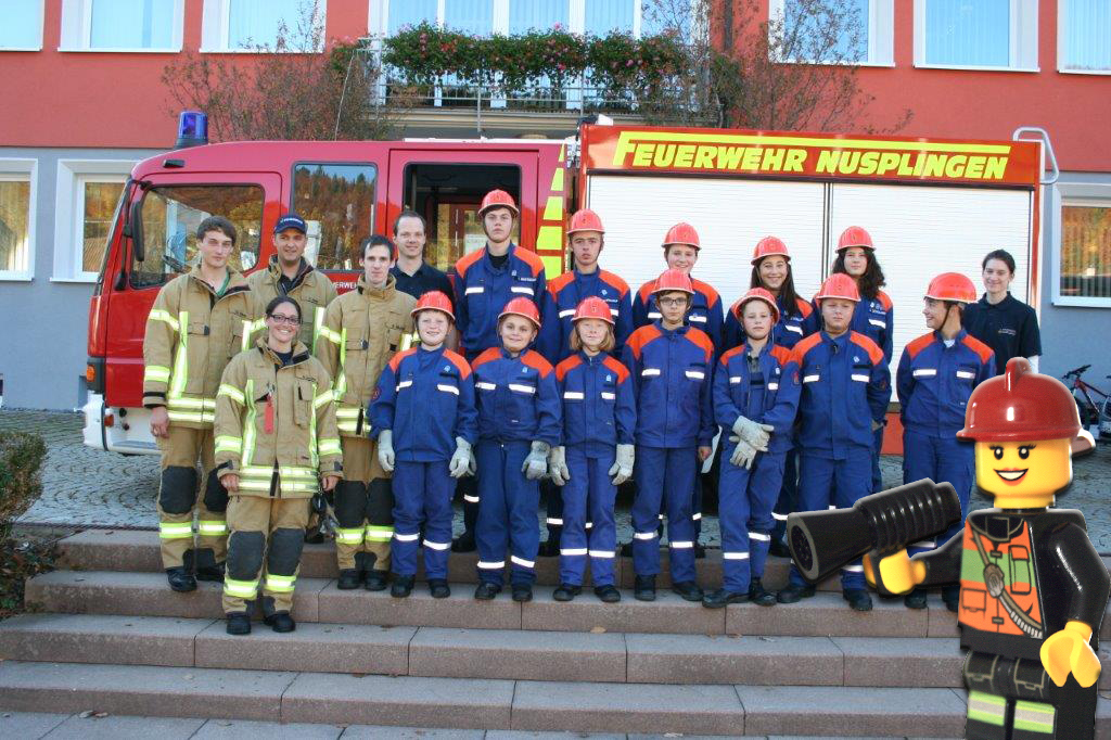 Gruppenfoto vor Feuerwehrfahrzeug; Nusplingen