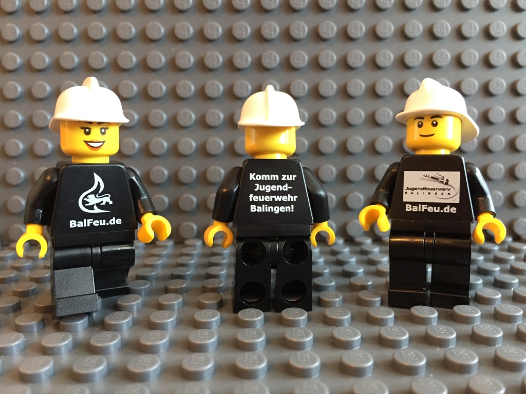 3 Legofiguren mit Kleidung "BalFeu.de - Komm zur Jugendfeuer Balingen!" 