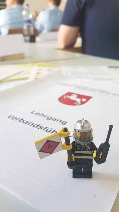 Legofigur auf Unterlagen zu Lehrgang Verbandsführer